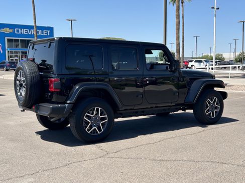 Used 2025 Jeep Wrangler Unlimited Sahara AWD/4WD image 5