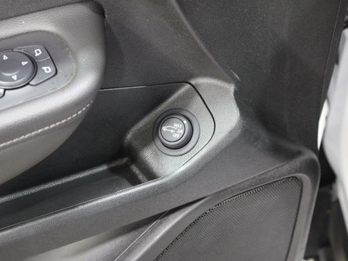 Used 2024 GMC Terrain SLT w/ Infotainment Package II image 8