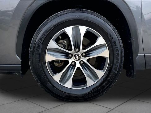 Used 2023 Toyota Highlander XLE FWD image 11