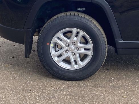 New 2025 Jeep Grand Cherokee Laredo image 8