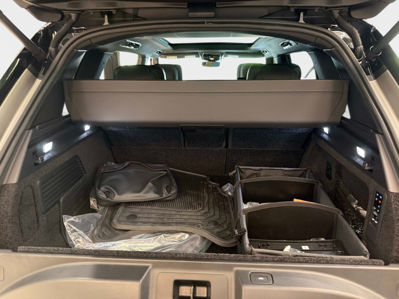 New 2026 Land Rover Range Rover SV AWD/4WD image 11