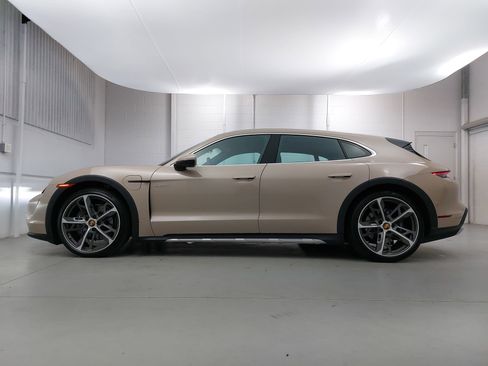 Used 2023 Porsche Taycan 4 Cross Turismo image 2