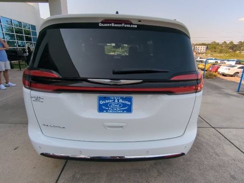 Used 2024 Chrysler Pacifica Touring-L FWD image 6