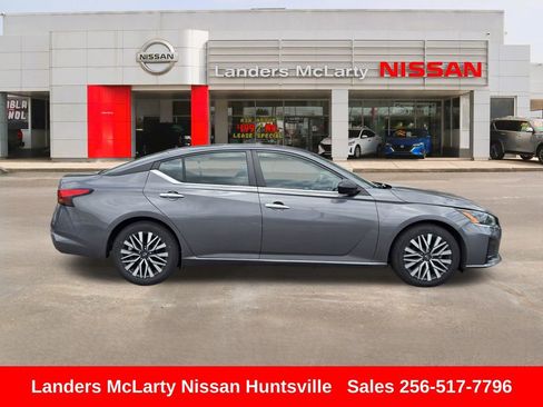 Used 2024 Nissan Altima 2.5 SV FWD image 2