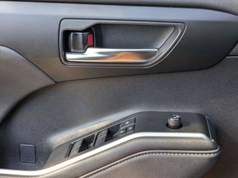 Used 2020 Toyota Highlander XLE image 2