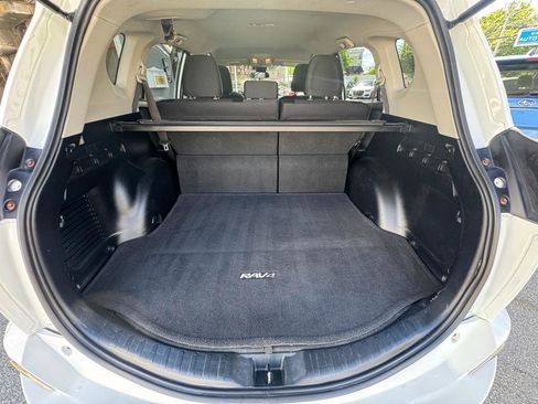 Used 2017 Toyota RAV4 LE AWD/4WD image 10