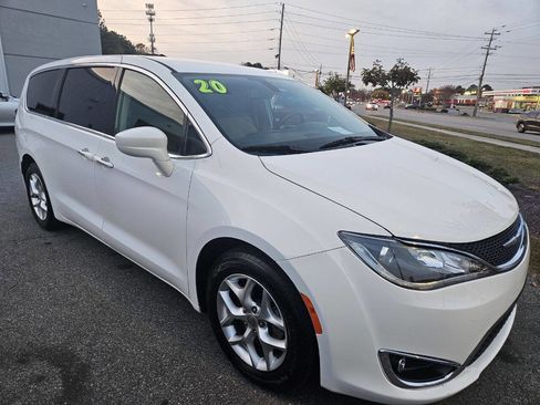Used 2020 Chrysler Pacifica Touring w/ Tire & Wheel Group image 15