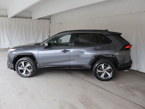 Used 2023 Toyota RAV4 SE w/ Weather & Moonroof Package image 25