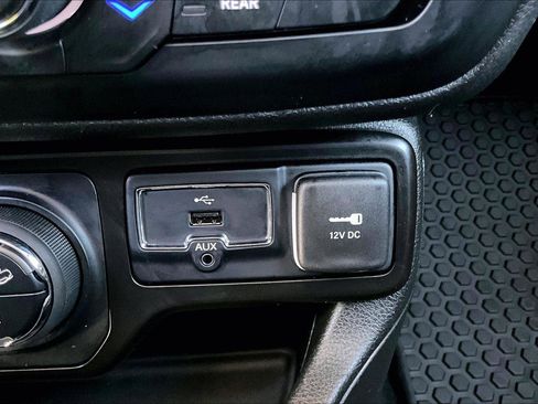 Used 2023 Jeep Renegade Trailhawk w/ Trailhawk Elite Group AWD/4WD image 31