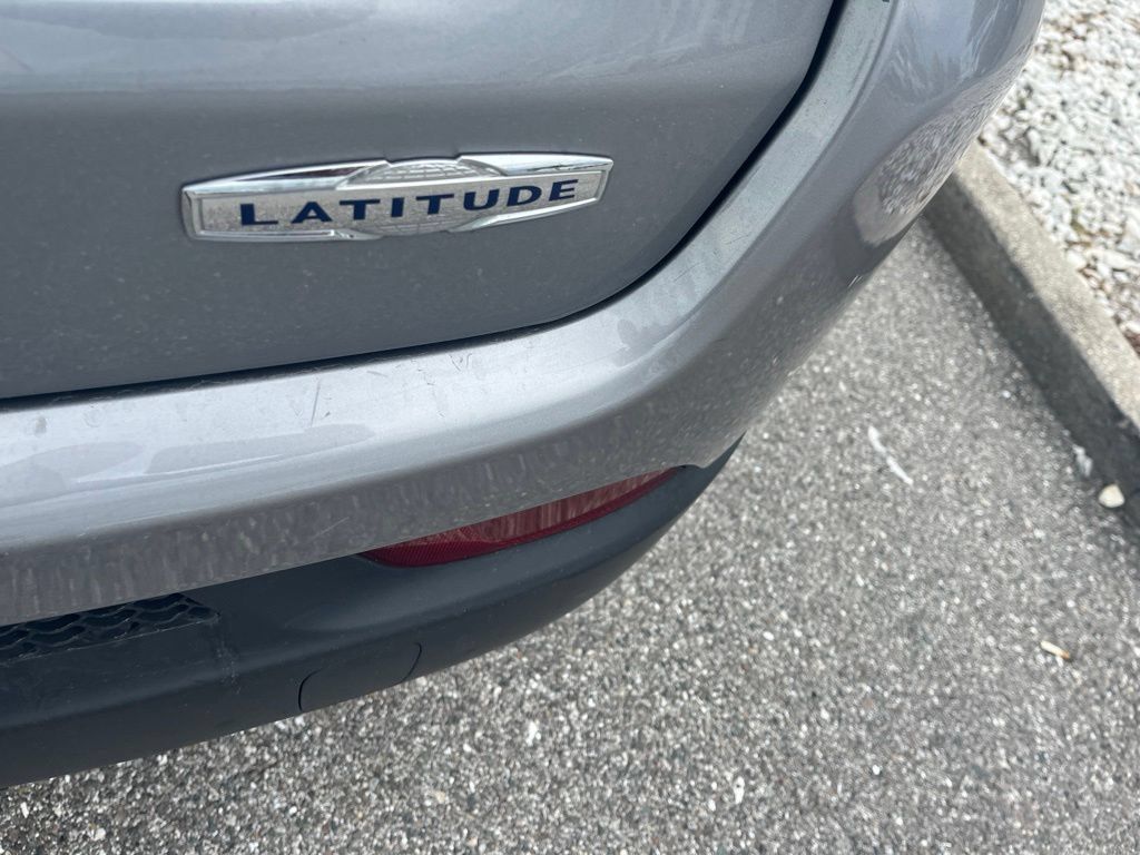 Used 2018 Jeep Compass Latitude w/ Popular Equipment Group FWD image 8