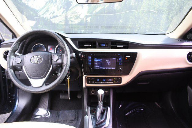 Used 2017 Toyota Corolla LE w/ Carpet Mat Package (TMS) FWD image 18