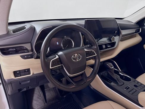 Used 2023 Toyota Highlander XLE AWD/4WD image 9