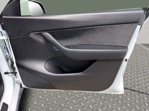 Used 2022 Tesla Model Y Long Range image 21