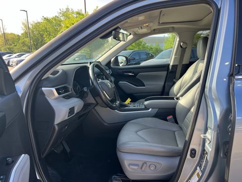 Used 2021 Toyota Highlander XLE image 26