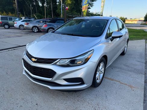 Used 2017 Chevrolet Cruze LT w/ Convenience Package FWD image 2