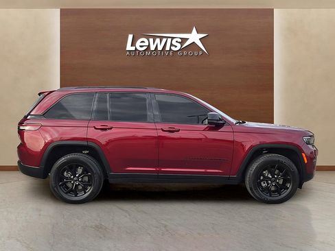 Used 2025 Jeep Grand Cherokee Altitude image 5