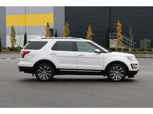 Used 2017 Ford Explorer Platinum image 3