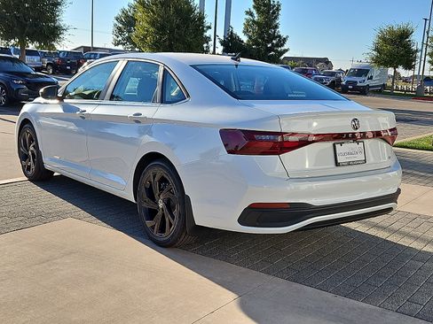 New 2026 Volkswagen Jetta SE image 2