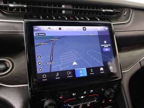 Used 2023 Jeep Grand Cherokee L Limited w/ Luxury Tech Group II image 7