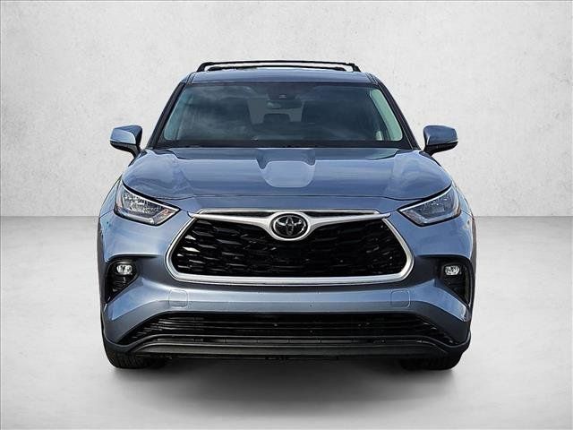 Used 2020 Toyota Highlander LE FWD image 2
