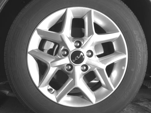 Used 2025 Kia Soul LX w/ LX Technology Package FWD image 19