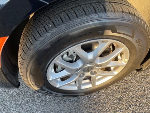 Used 2023 Chrysler Pacifica Touring-L image 6