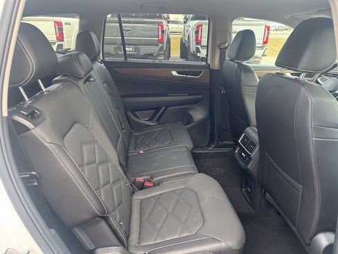 Used 2025 Volkswagen Atlas SE image 18