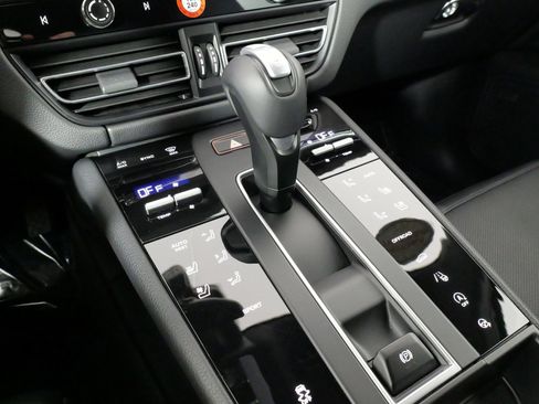 Used 2025 Porsche Macan image 62