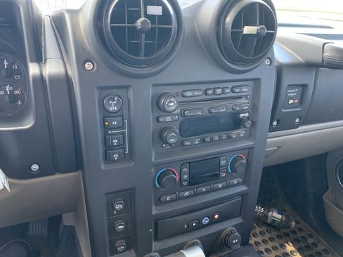 Used 2005 HUMMER H2 SUT w/ Preferred Equipment Group AWD/4WD image 5