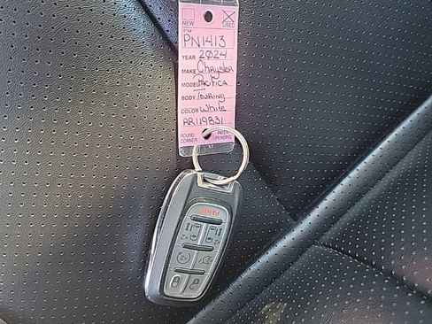 Used 2024 Chrysler Pacifica Touring-L FWD image 20