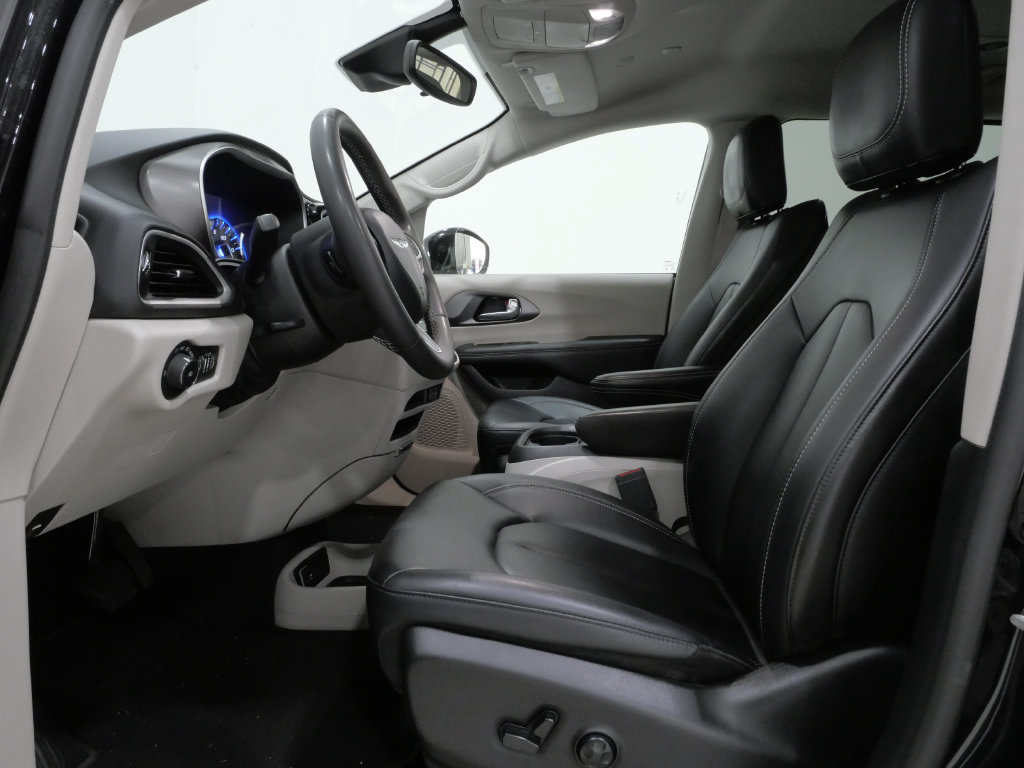 Used 2024 Chrysler Pacifica Touring-L FWD image 11