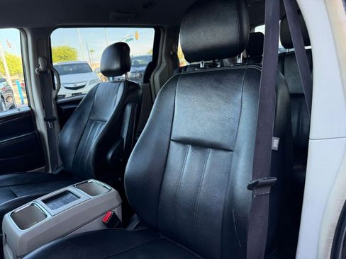 Used 2016 Chrysler Town & Country Touring FWD image 40