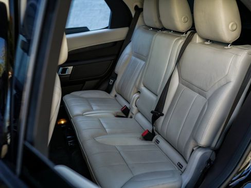 Used 2019 Land Rover Discovery HSE image 24