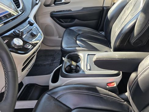 Used 2023 Chrysler Pacifica Touring-L image 13