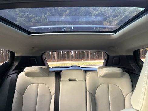 Used 2022 Volvo XC40 T5 Momentum w/ Premium Package image 32