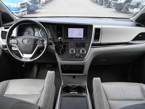 Used 2019 Toyota Sienna XLE FWD image 7