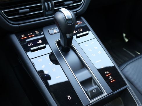 Used 2024 Porsche Macan AWD/4WD image 19