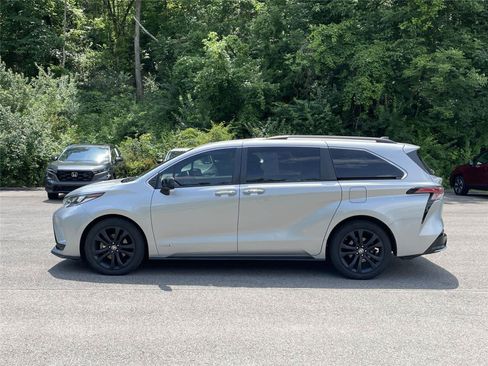 Used 2021 Toyota Sienna XSE w/ XSE Plus Package FWD image 2