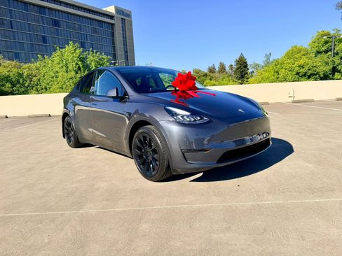 Used 2022 Tesla Model Y Long Range AWD/4WD image 2