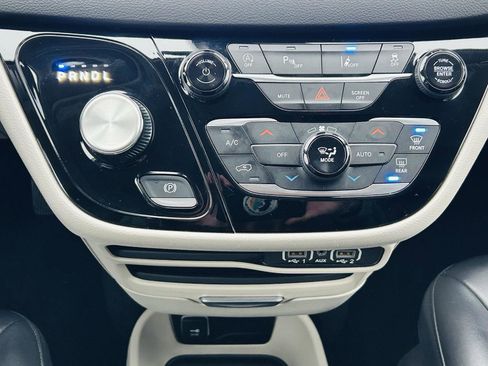 Used 2023 Chrysler Pacifica Touring-L image 22
