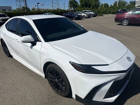 Used 2025 Toyota Camry SE FWD image 1
