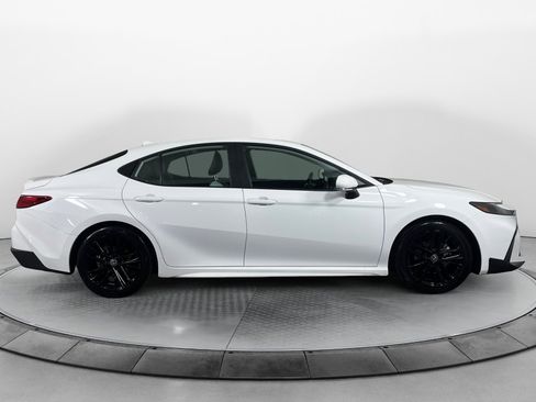 Used 2025 Toyota Camry SE image 8