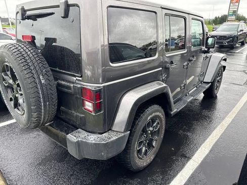Used 2017 Jeep Wrangler Unlimited Sahara AWD/4WD image 5