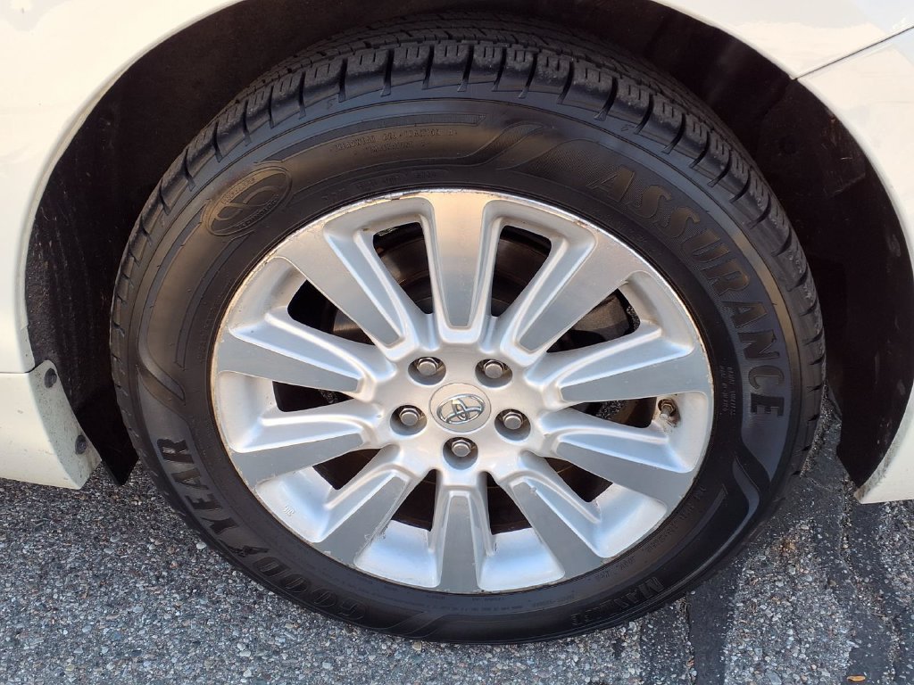 Used 2014 Toyota Sienna Limited w/ Limited Premium Package FWD image 7