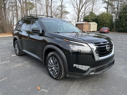 Used 2022 Nissan Pathfinder SV w/ SV Premium Package image 3