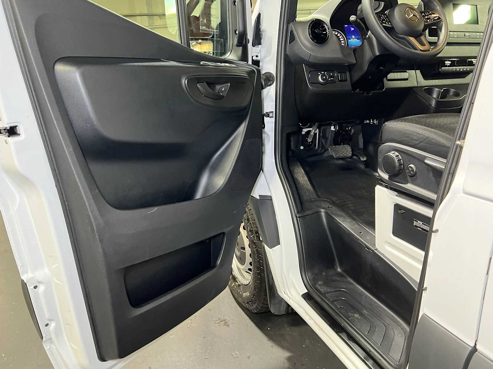 Used 2023 Mercedes-Benz Sprinter 2500 image 21