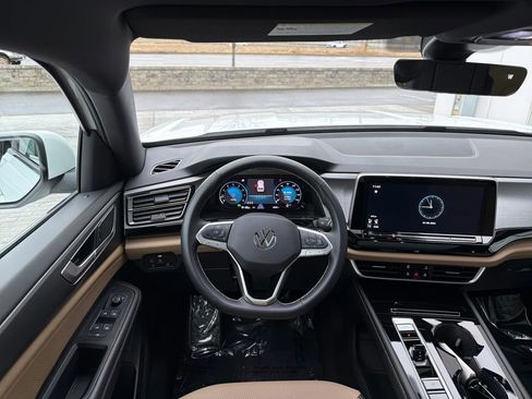Certified 2025 Volkswagen Atlas Cross Sport SE image 15