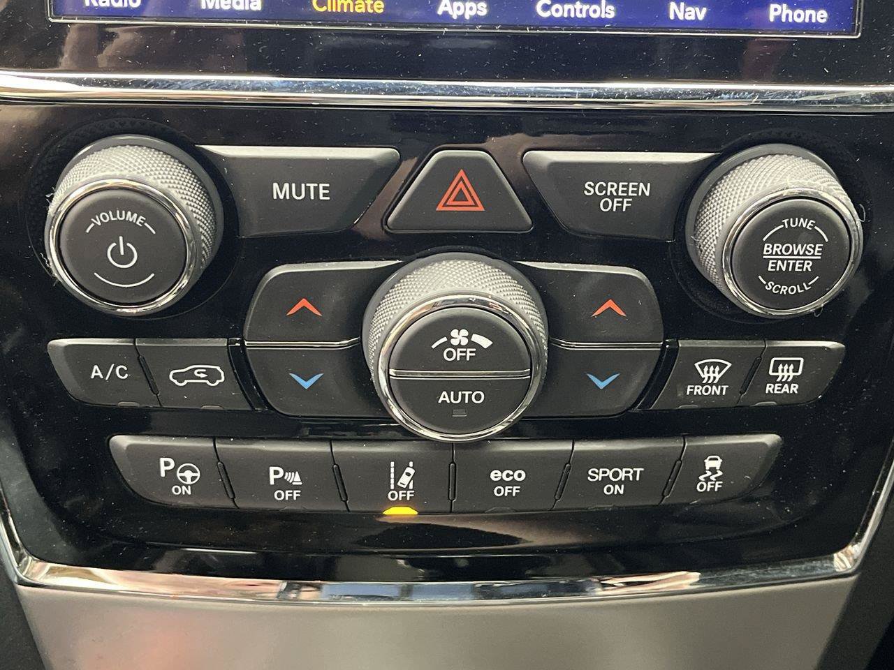 Used 2019 Jeep Grand Cherokee Overland AWD/4WD image 22