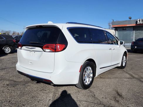 Used 2018 Chrysler Pacifica Touring-L image 10