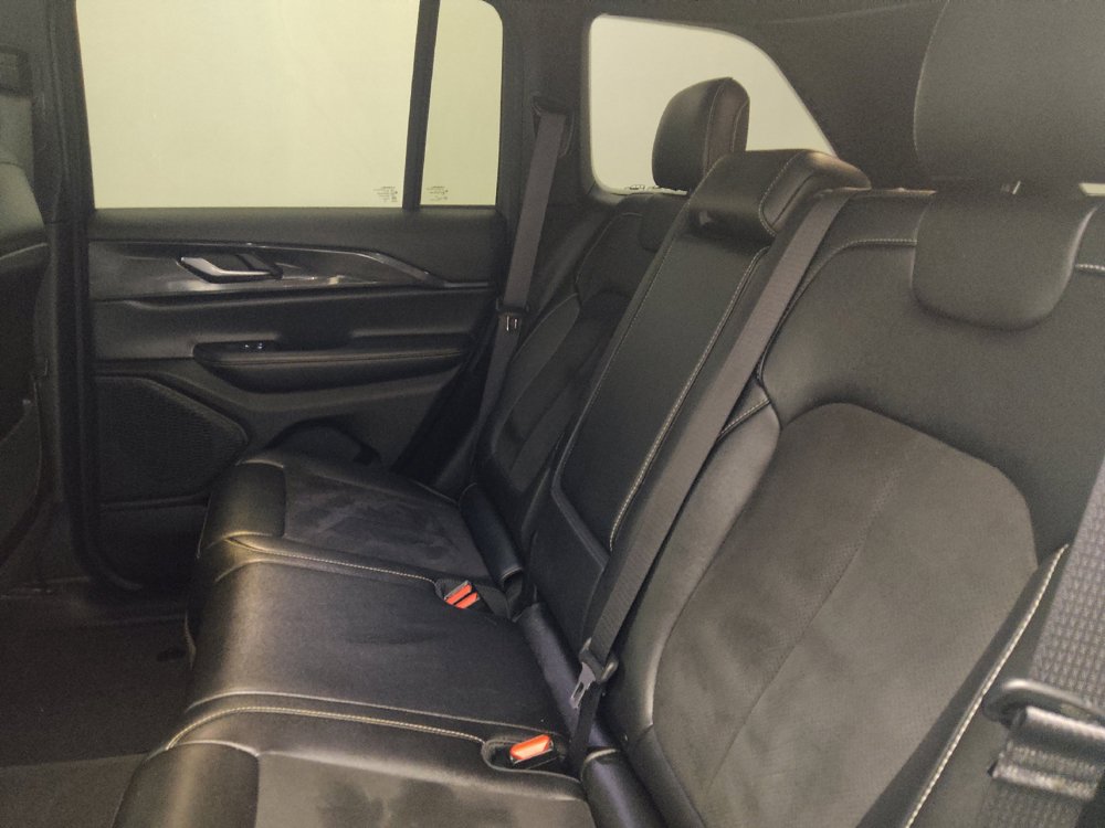 Used 2023 Jeep Grand Cherokee Altitude RWD image 18